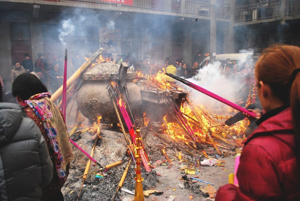 Hungry Ghost Festival Ceremony and Offerings 中國盂蘭節中元節儀式和供品